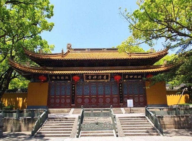 法雨寺是普陀山第二大寺院,始建于明朝,后来清朝修寺,并赐"天华法雨"