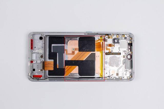 简单说明就是,当前智能手机主流散热技术包括石墨烯散热,边框散热