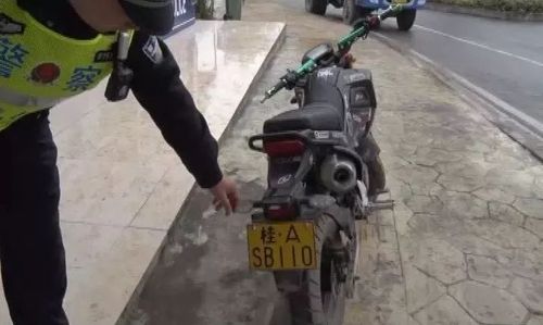 百色一男子无证驾车上路被查,淘宝买的假牌号码太雷人