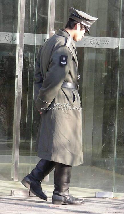 马靴,雨靴,还有保安