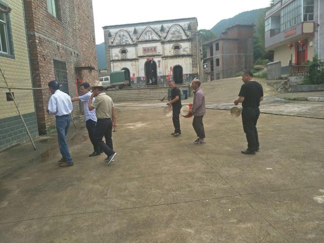 永新县文竹镇团结村为烈军属退役军人家庭悬挂光荣牌并进行慰问