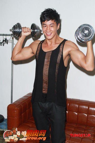 何润东拍安全套广告 大秀肌肉展露健硕身材