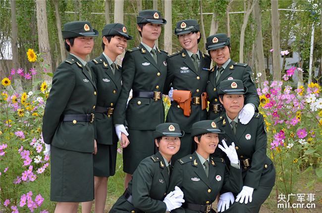 高原盛开的格桑花,青藏兵站部某通信团女兵风采. 王静 摄