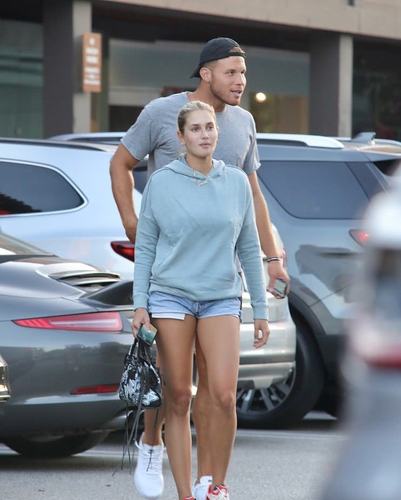 格里芬又谈恋爱了!新女友是20岁歌手,身材完胜肯达尔詹娜