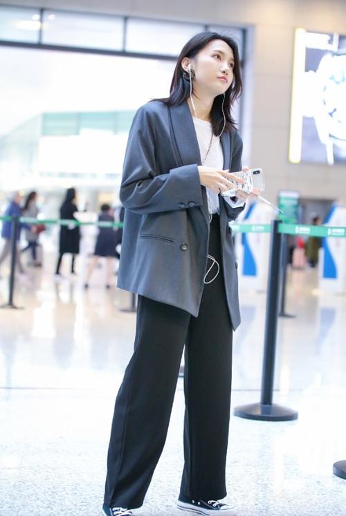 陆婷身穿黑色亮面羽绒服现身却直接穿袜子出门太敢穿了