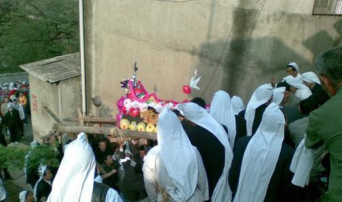 农村出殡时家中长子手持瓦盆摔碎为何非得和瓦盆过不去