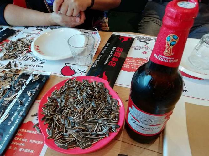 这里特别强调啤酒基本8元,百威才8元,来来来,踩箱喝