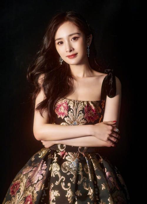 原创工作室晒杨幂美照,大幂幂戴小绿帽比剪刀手卖萌,小细腿抢镜