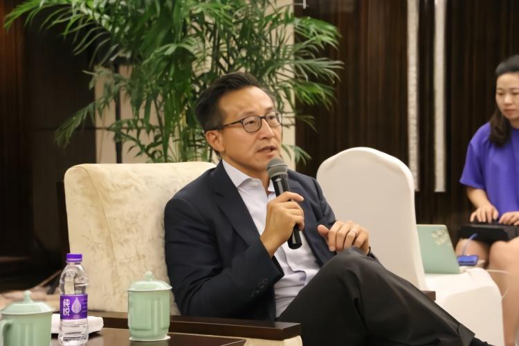 "见过大钱"的蔡崇信两次拒绝了孙正义-新闻5点半