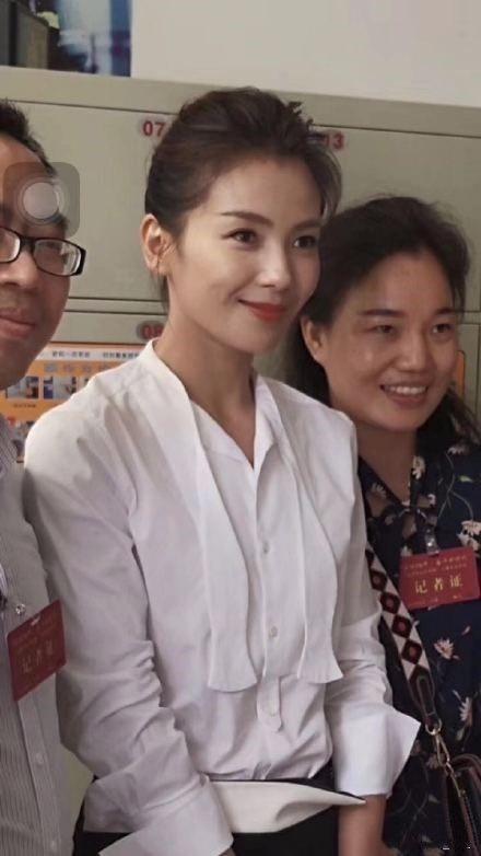 刘涛跟网红合影,素颜跟普通人比是年轻,但干黄没营销那么漂亮!