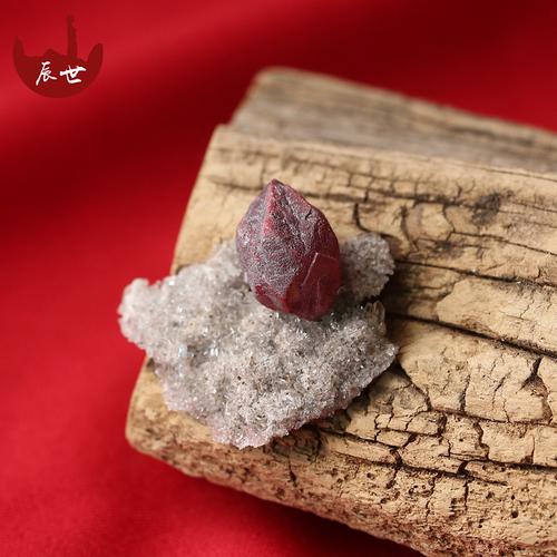 辰世天然原矿朱砂晶体矿标摆件收藏辰砂工艺品奇石