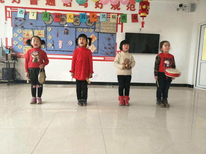大一班给我们带来了风趣幽默的《三句半》,现场欢声一片.