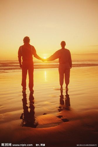 两个人背影牵手真实的