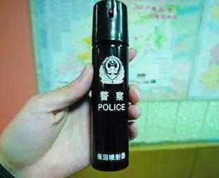 温州男子在洗浴中心横行霸道 还掏出辣椒水喷雾