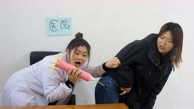 病人打针不配合,医生竟做出榴莲味针管,太有才了-搞笑