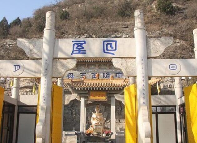 位于甘肃省平凉市泾川县城西一华里的"回山"之上,又名回山王母宫,乃西