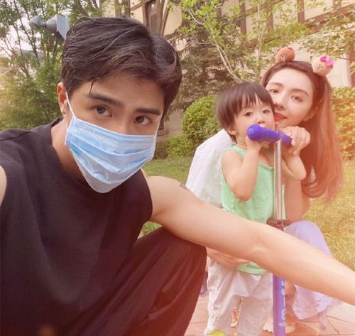 姜潮官宣老婆怀二胎!麦迪娜大肚如箩气色好,丹尼尔亲吻妈妈肚子