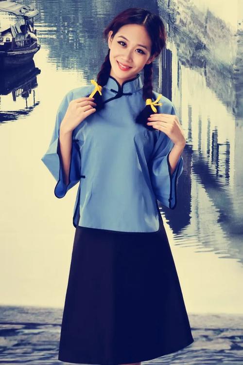 中分短麻花辫,民国影视剧里经常见到的发型,非常活泼可爱