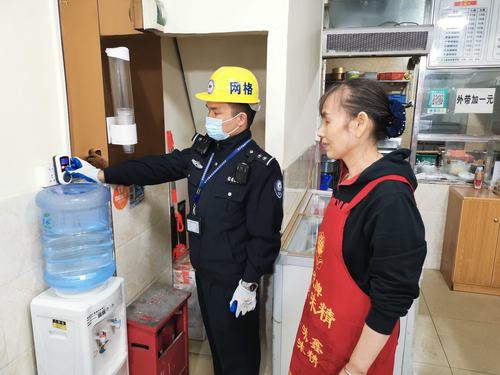 网格员细致排查用电安全隐患,提醒负责人注意用电安全.