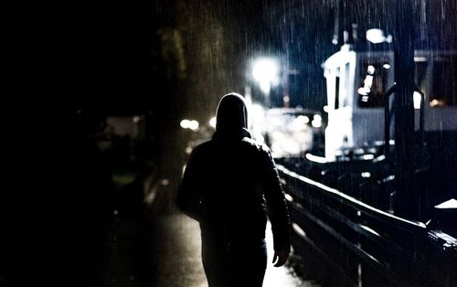 夜晚城市道路上的人物图片,道路,人物,建筑,人物摄影,城市背景,灯光