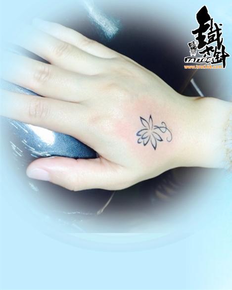 虎口小清新纹身莲花图腾纹身女生手部纹身图案武汉铁木针刺青出品