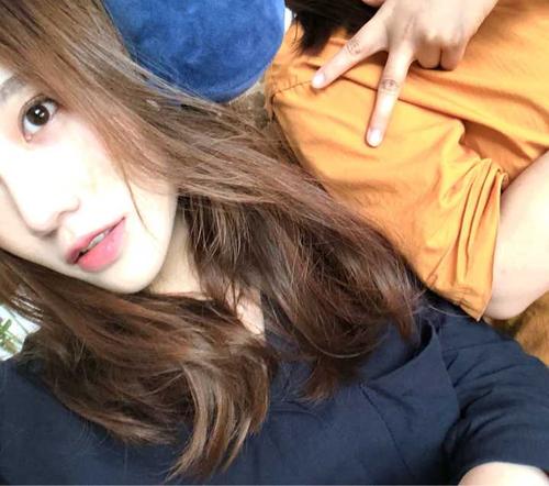 女生有个特别漂亮的女朋友是什么体验?