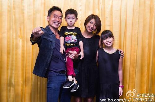 时光流逝,那个嚣张不可一世的"古惑仔"郑浩南,也变成了居家男人,就