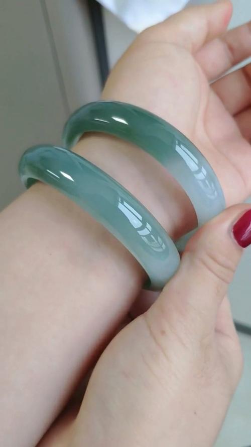 看一下这两支60-61圈口半山半水的油青手镯_手镯_翡翠