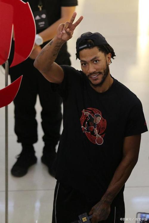 再加一句,他是姚明的偶像呦 pg  风城玫瑰——德里克·罗斯 罗斯是nba