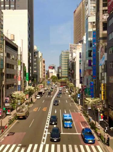 城市不拥挤,各种房子建筑很精致……我们住在三谷