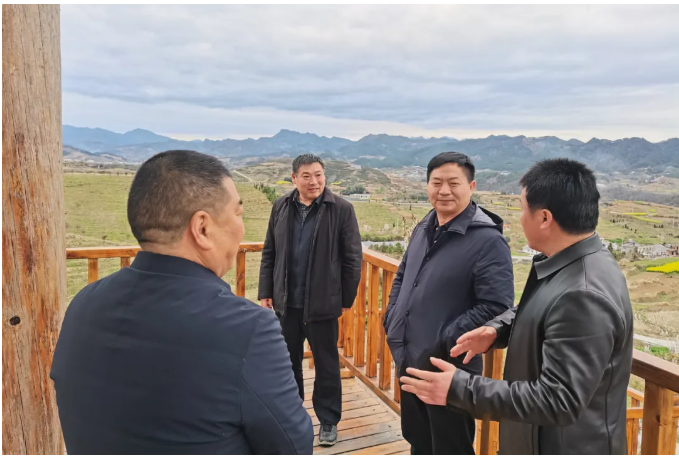李静深入我县开展专题调研 余世明陪同