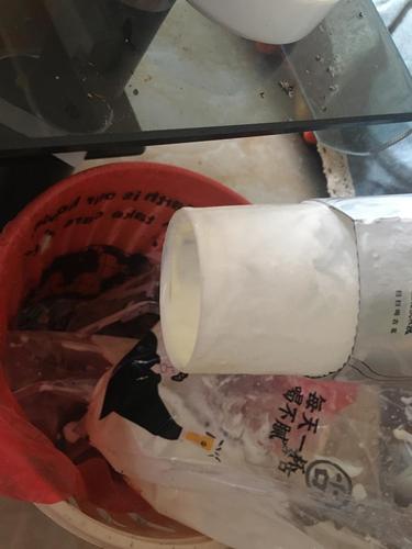 奶茶掉地上杯子底摔没了,甚至没法抢救