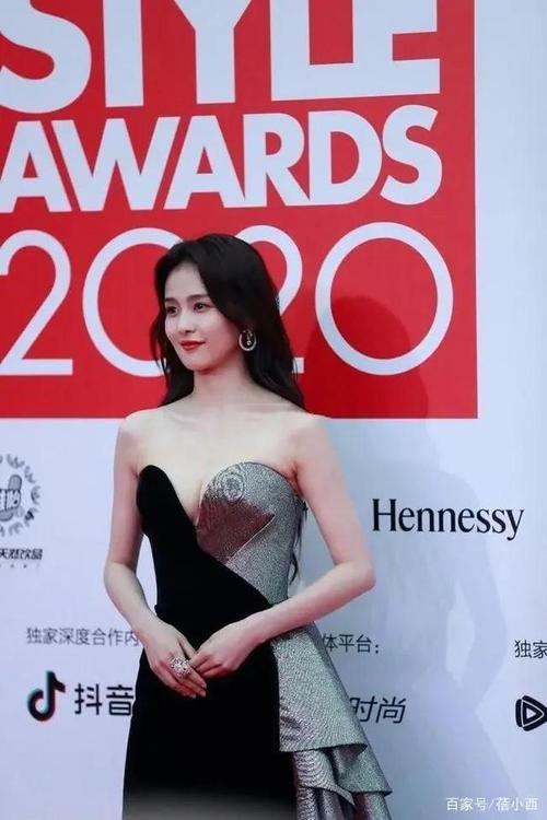 白鹿穿抹胸性感风格