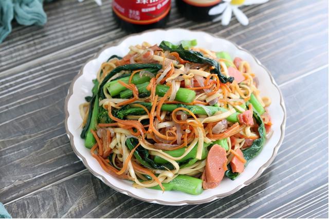 省心省时又省力的炒面,快手简单,食材搭配丰富|面条|青菜|火腿肠|洋葱