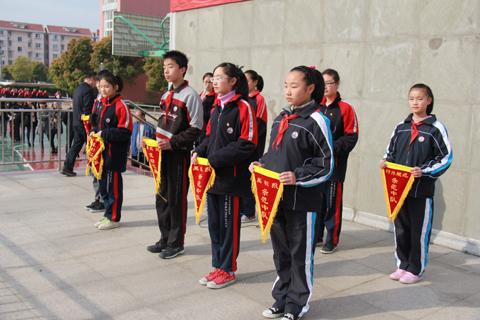 澧溪中学位于上海市九大卫星镇之一的周浦镇,是一所全日制初级中学.