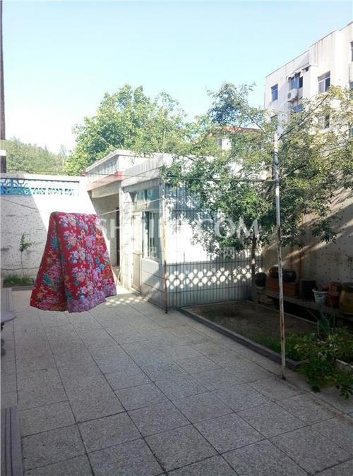 铜矿生活区 180平 平房带大院子 带车库 证过两年 180万