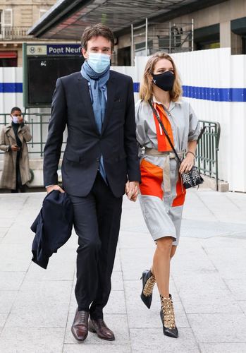 原创lv太子爷携妻看秀太子妃穿灰裙气场全开两人越来越有夫妻相