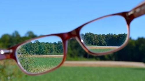 眼科专家:建议近视度数大于100度就应该佩戴眼镜