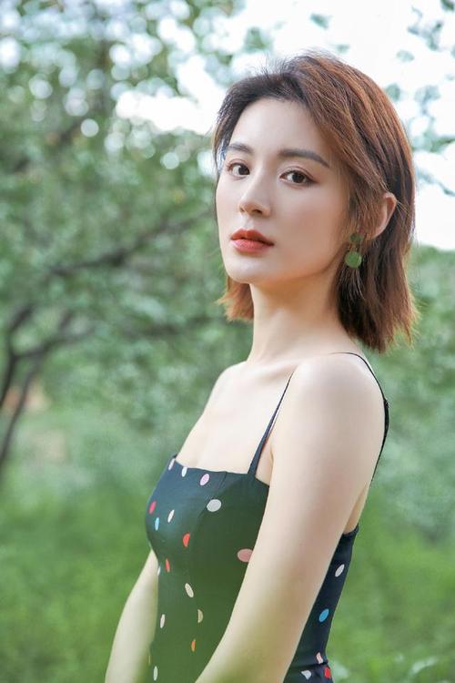 毛林林海边氛围感写真利落短发搭配清爽白色穿搭笑起来真甜