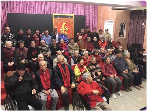 过生日老人一起合影