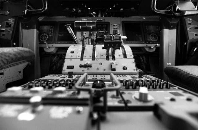 最新一代机型atr -600系列,配备了先进的泰雷兹玻璃驾驶舱,驾驶舱