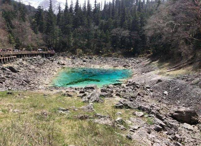 被地震破坏之后的九寨沟五彩池