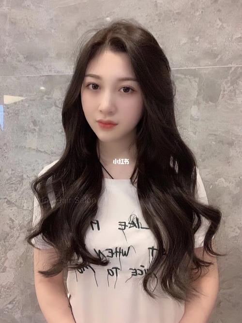 长发的女生披发发型,头发是微卷式的,发量是很多的,这么披着然后再染