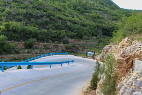 一路上坡陡弯急,需要谨慎驾驶