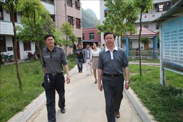 北纬25°38′48″至25°7′之间,距长顺县城57公里,北接贵州长顺县鼓
