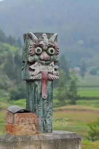 因而石敢当被后人尊崇为神,将其形象刻于泰山石之上.