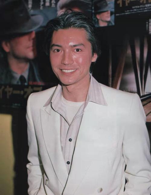 尊龙年轻时真绝穿西服叠穿马甲英俊帅气梳大背头显得骨相真美