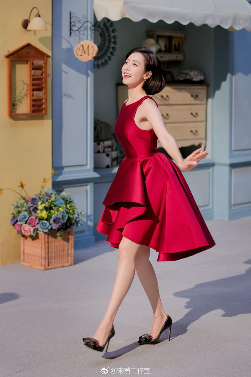 宋茜分享180916茜影翩翩笑颜明媚宋茜广告拍摄现场曼妙舞姿散发迷人