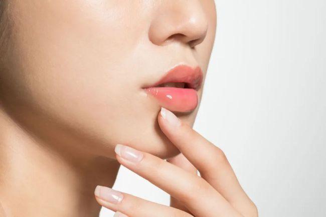 它可以发生于口腔黏膜覆盖的任何位置.