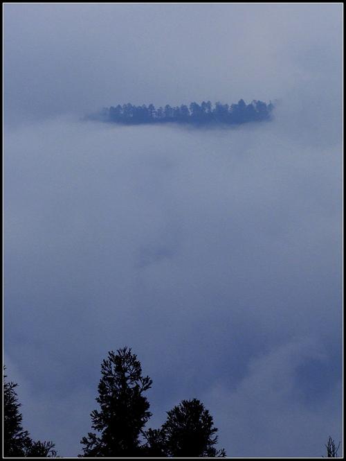 标题:烟雨蒙蒙鸡冠山